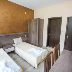 Отель Kaltsunova house Банско комната для гостей