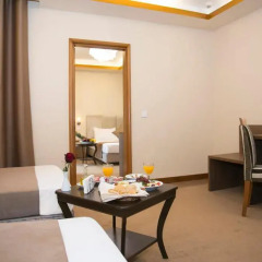 Bzommar Palace Hotel 4* Стандартный семейный номер с двуспальной кроватью