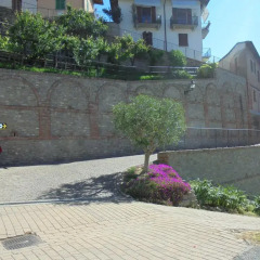 Отель Agriturismo La Terrazza sul Bosco Здание Barolo парковка