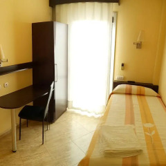 Отель Hostal Sant Sadurní Стандартный номер с различными типами кроватей фото 4