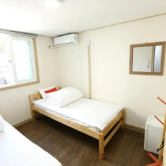 Отель Philstay Itaewon 2* Стандартный номер с 2 отдельными кроватями фото 2