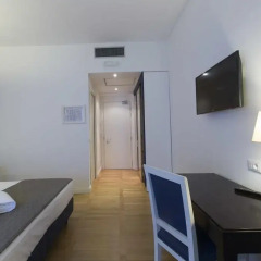 Floris Hotel 3* Улучшенный номер с двуспальной кроватью