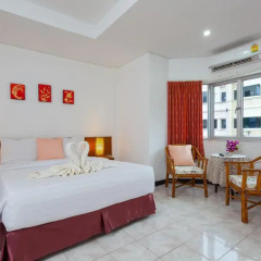 Отель Karon Sunshine Guesthouse & Bar 3* Улучшенный номер с различными типами кроватей фото 2