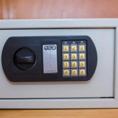 Отель Phunara Residence сейф в номере