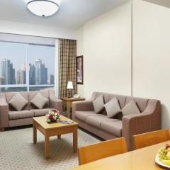 Отель Golden Tulip Sharjah Представительский люкс с различными типами кроватей фото 6