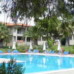 Отель Kalives Resort бассейн