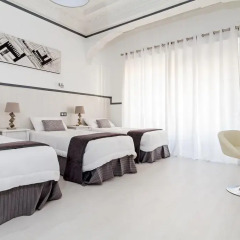 Отель Hostal Gran Via 63 Rooms 3* Стандартный семейный номер с двуспальной кроватью фото 2