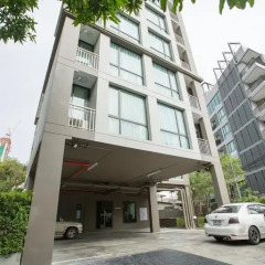Отель Like Sukhumvit 16 Бангкок парковка