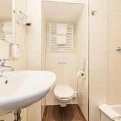 Отель Novum Hotel Norddeutscher Hof Hamburg Германия, Гамбург - отзывы, цены и фото номеров - забронировать отель Novum Hotel Norddeutscher Hof Hamburg онлайн ванная фото 2