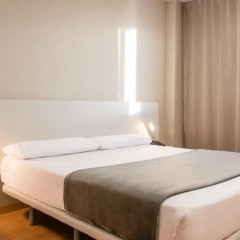 Отель Vertice Roomspace Madrid 3* Стандартный семейный номер с различными типами кроватей фото 2