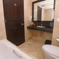Отель Best Western Resort Kuta 3* Улучшенный номер с различными типами кроватей фото 6