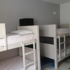 Отель Hostal Nacional Кровать в общем номере с двухъярусной кроватью