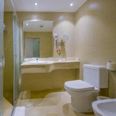 Toledo Hotel 4* Стандартный семейный номер с двуспальной кроватью