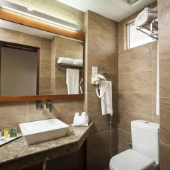 Отель The Ocean Colombo 3* Улучшенный номер с различными типами кроватей фото 4