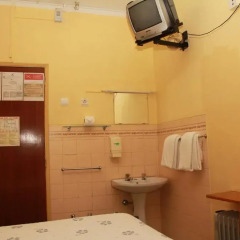Отель Pensao Residencial Flor dos Cavaleiros 2* Стандартный номер с двуспальной кроватью (общая ванная комната) фото 4