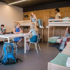 De Draecke Hostel Кровать в мужском общем номере с двухъярусной кроватью