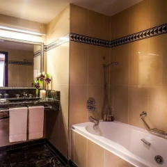 L'Hotel du Collectionneur Arc de Triomphe 5* Улучшенный номер разные типы кроватей фото 11