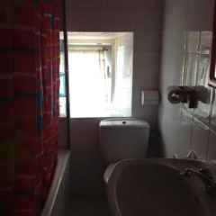 Отель SURFtoLIVE House ванная