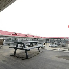 Отель Thriftlodge Saskatoon спортивное сооружение
