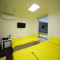 Отель 24 Guesthouse Seoul City Hall 2* Номер Делюкс с 2 отдельными кроватями фото 3