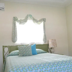 Отель Sea Grove Villa комната для гостей
