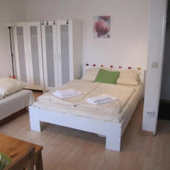 Отель Ferien-zimmer-berlin Wilmersdorfer Straße Берлин комната для гостей фото 12