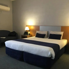 Desert Cave Hotel сейф в номере