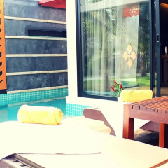 Отель Weekender Resort бассейн