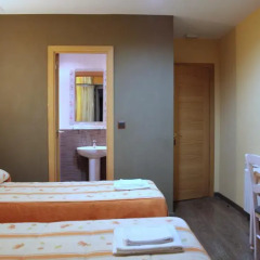 Отель Hostal Regio Номер категории Эконом с различными типами кроватей фото 15