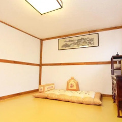 Отель Hyosunjae Hanok Guesthouse 2* Стандартный семейный номер с двуспальной кроватью (общая ванная комната) фото 6