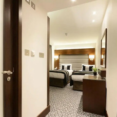 Отель Park Grand Paddington Court сейф в номере