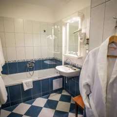 Queen's Court Hotel &Residence 5* Люкс с различными типами кроватей