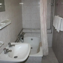 Отель Pensao Residencial Estrela Do Mondego Лиссабон ванная