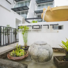 The Front Hotel and Apartment