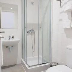 Отель By The River Guesthouse Стандартный номер 2 отдельными кровати фото 5