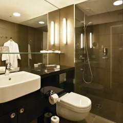 Отель Adina Apartment Hotel Berlin Hackescher Markt Германия, Берлин - 2 отзыва об отеле, цены и фото номеров - забронировать отель Adina Apartment Hotel Berlin Hackescher Markt онлайн ванная