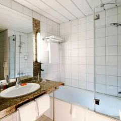 Отель NH Düsseldorf City 4* Стандартный номер с двуспальной кроватью фото 5