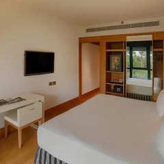 Отель NH Collection Roma Vittorio Veneto 4* Улучшенный номер с двуспальной кроватью фото 3