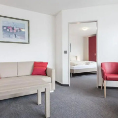 Апартаменты EMA House Serviced Apartments, Aussersihl комната для гостей фото 4