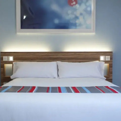 Отель Travelodge Barcelona Poblenou Стандартный номер с различными типами кроватей фото 27