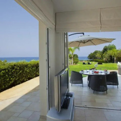 Отель Kerri W Seafront Villa балкон
