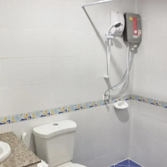 Ananas Phuket Central Hostel Пхукет ванная