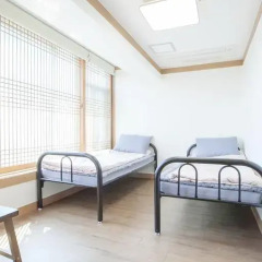 Отель Hi Jun Guesthouse Hongdae 2* Номер Делюкс с 2 отдельными кроватями фото 4