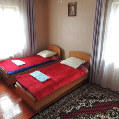 Отель Guest house Krasnii Zvetok Кыргызстан, Каракол - отзывы, цены и фото номеров - забронировать отель Guest house Krasnii Zvetok онлайн комната для гостей