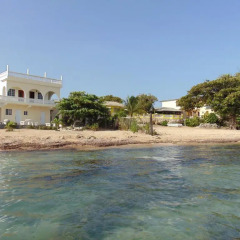 Отель Runaway Bay Beach House пляж