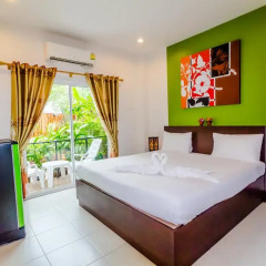 Отель Baan Yuyen Karon Guesthouse 2* Улучшенный номер разные типы кроватей фото 41