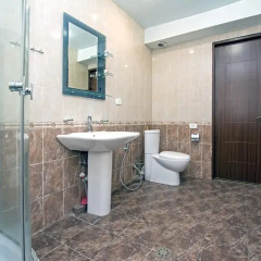 Апартаменты FlatsInYerevan - Apartments at Aram Street (New Building) ванная фото 2