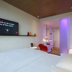 Отель citizenM Schiphol Airport 4* Стандартный номер с двуспальной кроватью