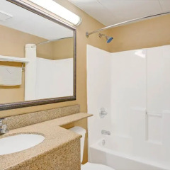 Отель Microtel Inn & Suites by Wyndham Raleigh 2* Стандартный номер с различными типами кроватей фото 2