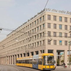 Отель Motel One Dresden am Zwinger городской автобус